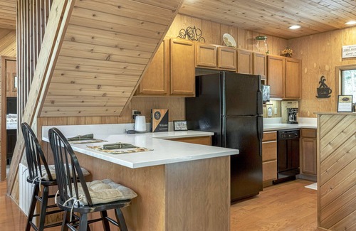 Innsbrook Chalet De Esquí | Sunflower Valley Chalet by Sarah Bernard, Private Wooded 3 bedroom Getaway with Fire Pit