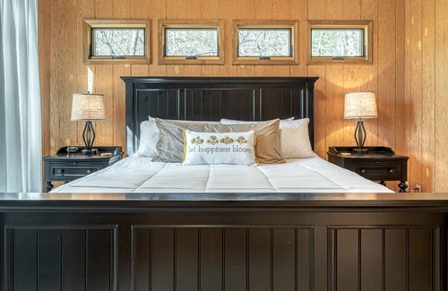 Innsbrook Chalet De Esquí | Sunflower Valley Chalet by Sarah Bernard, Private Wooded 3 bedroom Getaway with Fire Pit