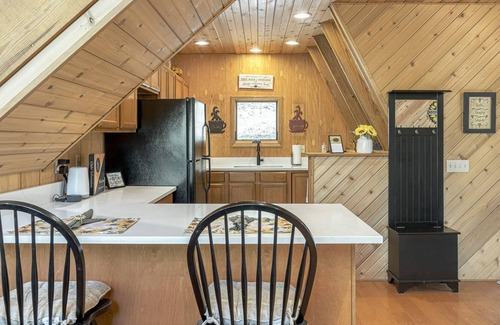 Innsbrook Chalet De Esquí | Sunflower Valley Chalet by Sarah Bernard, Private Wooded 3 bedroom Getaway with Fire Pit