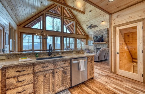 Cherry Log Cabina | Sunglow Mt Vista - Pet friendly-Mountain View- Hottub-