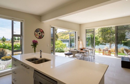 Lowburn Cabaña | Sunhaven Lakeside - Cromwell Holiday Home
