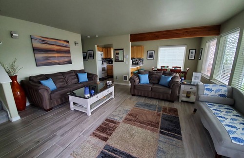 Pacific Beach Casa | Sunkissed [Est 2015]: 90-Sec Drive to Beach, Firepit + Privacy Fenced, Gardens