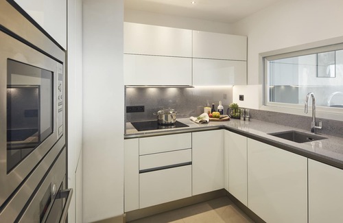 Fabron Apartamento | SunlightProperties SKYBLUE - Luxury flat for 6 - Bathtub with a sea-view