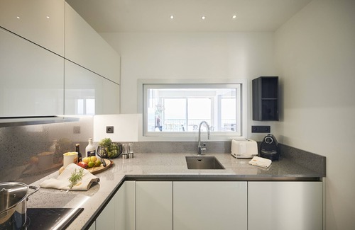 Fabron Apartamento | SunlightProperties SKYBLUE - Luxury flat for 6 - Bathtub with a sea-view