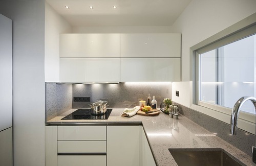 Fabron Apartamento | SunlightProperties SKYBLUE - Luxury flat for 6 - Bathtub with a sea-view
