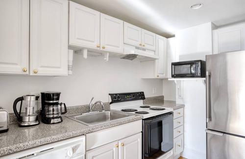 Beacon Hill Apartamento | Sunlit Beacon Hill 2BR w/ W/D, nr Boston Common, by Blueground