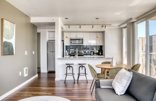 Wilburton Apartamento | Sunlit Bellevue 2BR w/ Gym & W/D, near Spring District, by Blueground