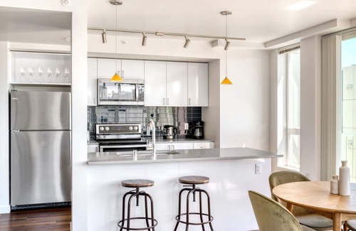 Wilburton Apartamento | Sunlit Bellevue 2BR w/ Gym & W/D, near Spring District, by Blueground