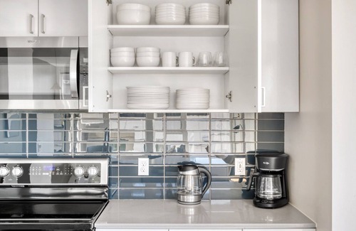 Wilburton Apartamento | Sunlit Bellevue 2BR w/ Gym & W/D, near Spring District, by Blueground