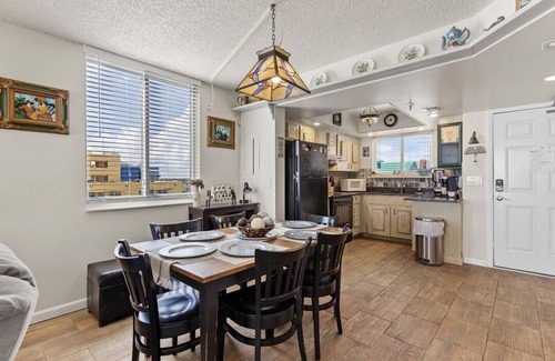 New Smyrna Beach Condominio | Sunlit Corner Beachfront Retreat Walk to Flagler & Ocean Views