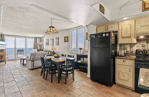 New Smyrna Beach Condominio | Sunlit Corner Beachfront Retreat Walk to Flagler & Ocean Views