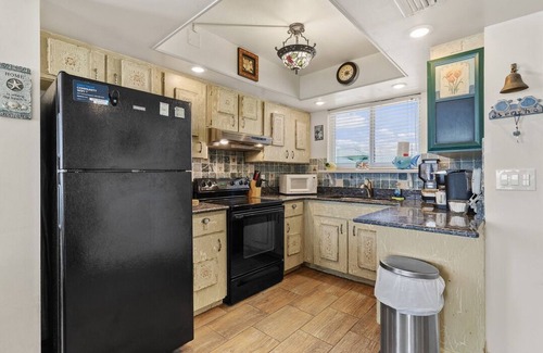 New Smyrna Beach Condominio | Sunlit Corner Beachfront Retreat Walk to Flagler & Ocean Views