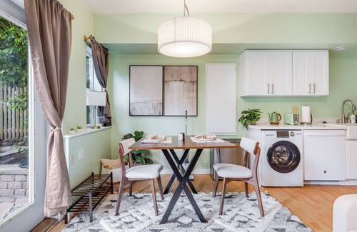 Stevens Cabaña | Sunlit Cottage Capitol Hill