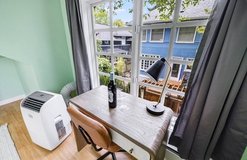 Stevens Cabaña | Sunlit Cottage Capitol Hill