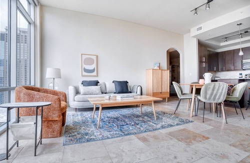 Second Street District Apartamento | Sunlit Downtown 2BR w/ Gym, W/D & Deck, nr Town Lake Park, by Blueground