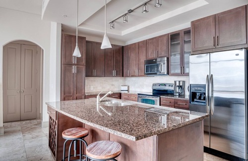 Second Street District Apartamento | Sunlit Downtown 2BR w/ Gym, W/D & Deck, nr Town Lake Park, by Blueground