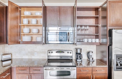 Second Street District Apartamento | Sunlit Downtown 2BR w/ Gym, W/D & Deck, nr Town Lake Park, by Blueground