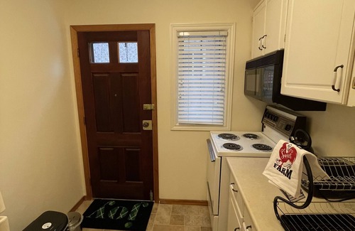Oakville Apartamento | Sunlit Garden-View Studio Oasis on the Main Floor - A Serene Retreat