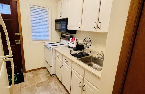 Oakville Apartamento | Sunlit Garden-View Studio Oasis on the Main Floor - A Serene Retreat