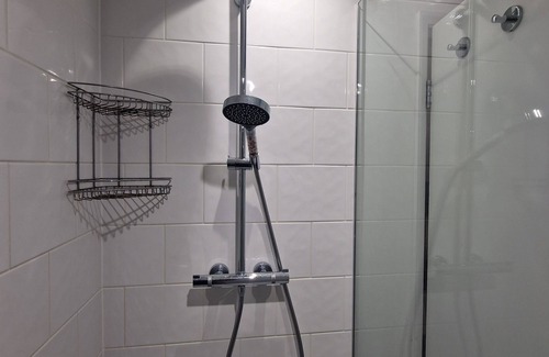 West Ham Apartamento | Sunlit loft, ensuite, TV, workspace, kitchen access. 7 min to the underground.