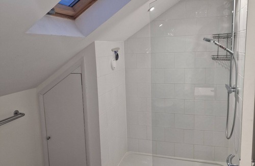 West Ham Apartamento | Sunlit loft, ensuite, TV, workspace, kitchen access. 7 min to the underground.