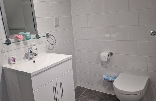 West Ham Apartamento | Sunlit loft, ensuite, TV, workspace, kitchen access. 7 min to the underground.