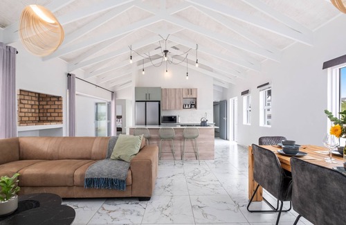 Stompneusbaai Casa | Sunlit Oasis Ocean and Golf Retreat