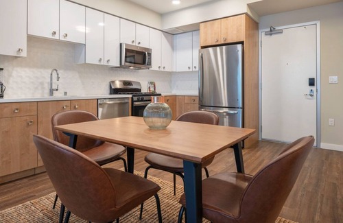 South of Market Apartamento | Sunlit SoMa 2BR w/ Gym, Roofdeck, walk to Tech HQs and BART, by Blueground