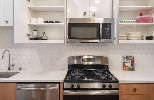South of Market Apartamento | Sunlit SoMa 2BR w/ Gym, Roofdeck, walk to Tech HQs and BART, by Blueground