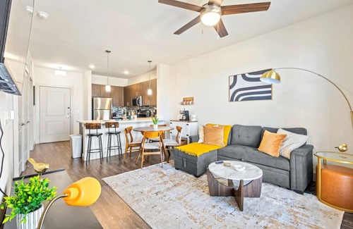 Vickery Meadow Apartamento | Sunlit Suite w/Resort Pool & Gym by Midtown Blvd