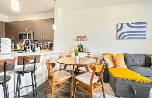 Vickery Meadow Apartamento | Sunlit Suite w/Resort Pool & Gym by Midtown Blvd