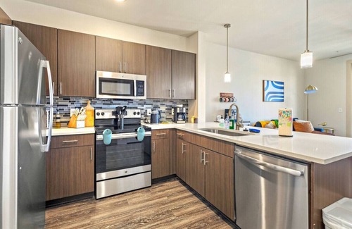 Vickery Meadow Apartamento | Sunlit Suite w/Resort Pool & Gym by Midtown Blvd