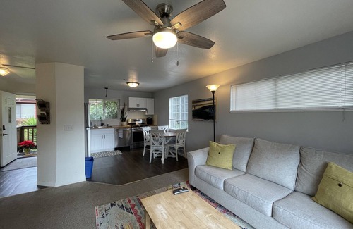 Beach Hill - Beach Flats Casa | Sunlit Surf Guest House - Downtown -2bd/1ba