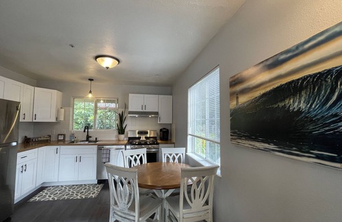 Beach Hill - Beach Flats Casa | Sunlit Surf Guest House - Downtown -2bd/1ba