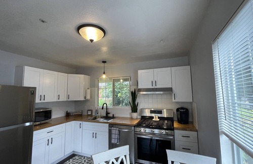 Beach Hill - Beach Flats Casa | Sunlit Surf Guest House - Downtown -2bd/1ba