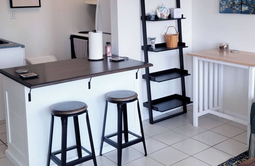 Queens Apartamento | Sunny 1-bedroom apartment in Bayside, close to restaurants, shops, and train.