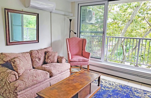 Queens Apartamento | Sunny 1-bedroom apartment in Bayside, close to restaurants, shops, and train.