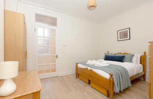 Chelsea Riverside Apartamento | Sunny 1BR Gem in Chelsea Harbour & Coleridge Gardens