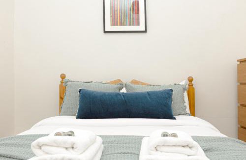 Chelsea Riverside Apartamento | Sunny 1BR Gem in Chelsea Harbour & Coleridge Gardens