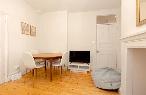 Chelsea Riverside Apartamento | Sunny 1BR Gem in Chelsea Harbour & Coleridge Gardens