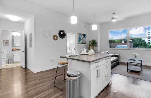 Midtown Apartamento | Sunny 1BR Unit With Free Parking Prime Location
