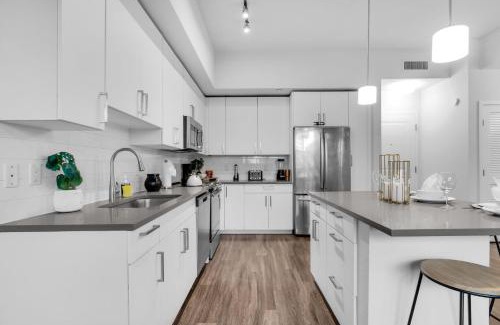 Midtown Apartamento | Sunny 1BR Unit With Free Parking Prime Location