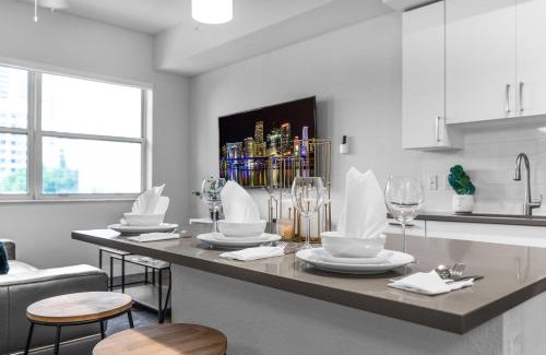 Midtown Apartamento | Sunny 1BR Unit With Free Parking Prime Location