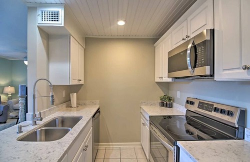 Diamondhead Condominio | Sunny 1st Floor Condo w/ Pool: Golf, Swim & Play!