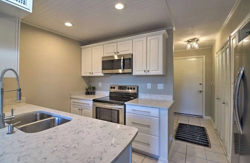 Diamondhead Condominio | Sunny 1st Floor Condo w/ Pool: Golf, Swim & Play!