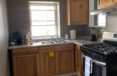 Evanston Apartamento | Sunny 2-bedroom apartment with In-Unit Laundry & Balcony in Evanston