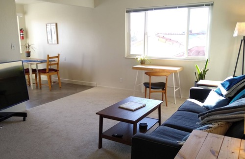 Upper Telegraph Apartamento | Sunny 2 bedroom in Convenient, Walkable Bushrod Neighborhood
