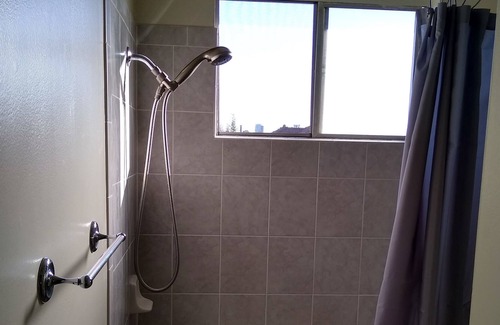 Upper Telegraph Apartamento | Sunny 2 bedroom in Convenient, Walkable Bushrod Neighborhood