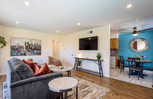Farm Hills Apartamento | Sunny 2-bedroom near Standford Hospitals with sparkling Pool