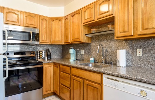 Farm Hills Apartamento | Sunny 2-bedroom near Standford Hospitals with sparkling Pool